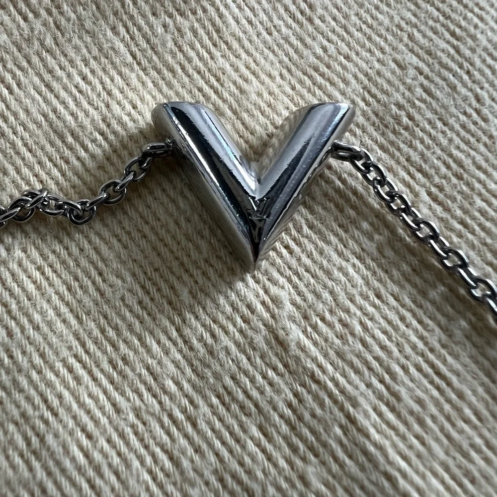 Louis Vuitton Silver V Chain Bracelet - Picture 2 of 12